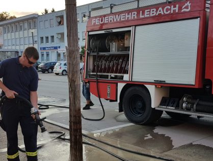Feuerwehr Lebach wässert Bäume am Bitscher Platz