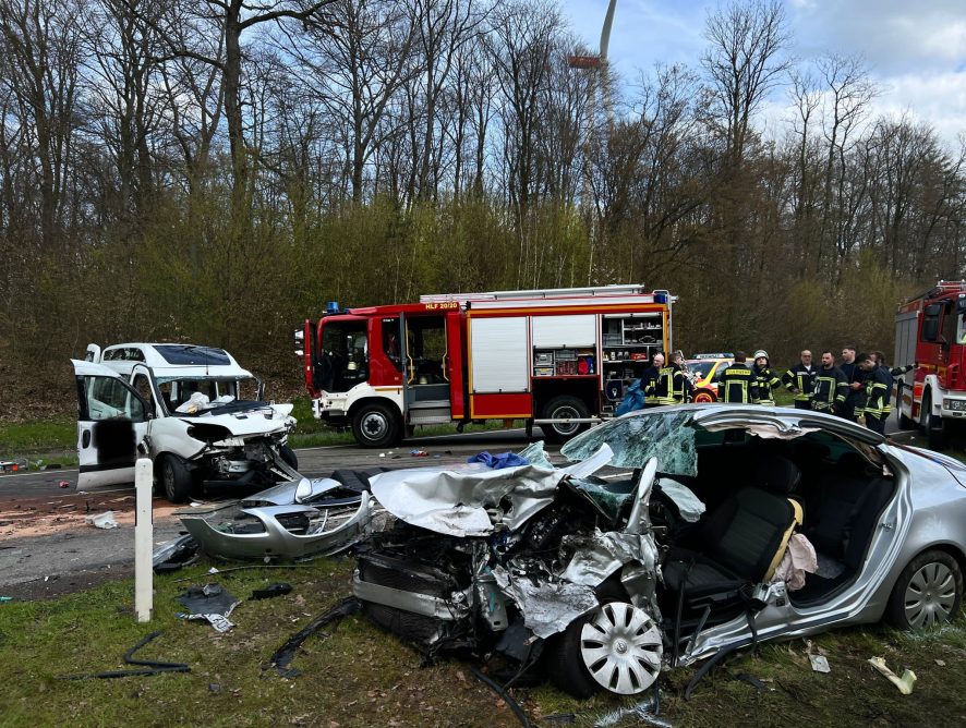 Verkehrsunfall mit mehreren eingeklemmten Personen
