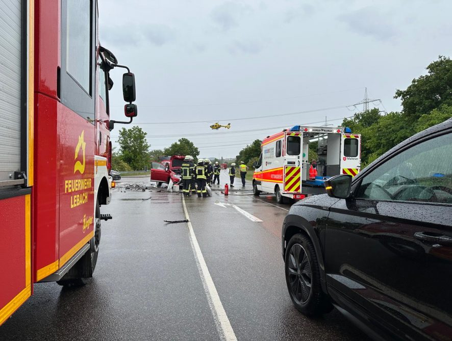 Verkehrsunfall mit eingeklemmter Person