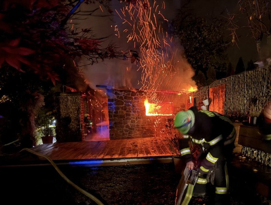 Gartenhausbrand in Lebach – Feuerwehr verhindert Ausbreitung des Feuers