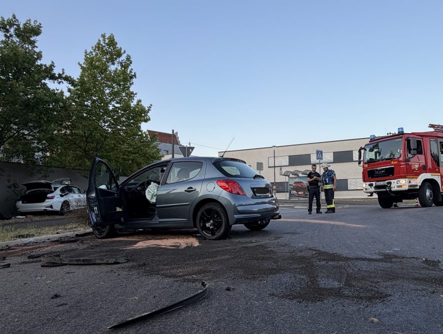 Verkehrsunfall mit eingeklemmter Person