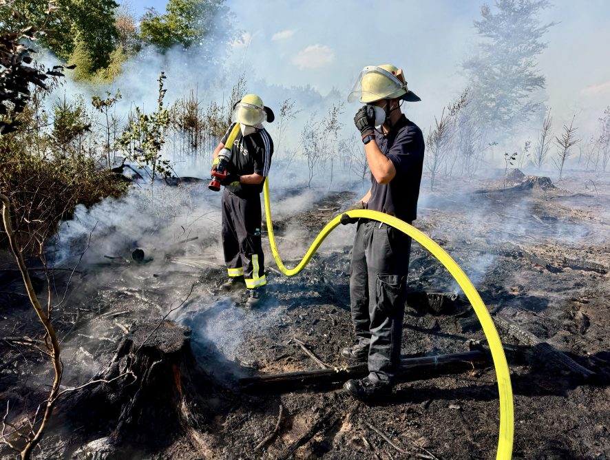 Flächenbrand in Bubach-Calmesweiler – Löschbezirke der Feuerwehr Lebach unterstützen Nachbargemeinde